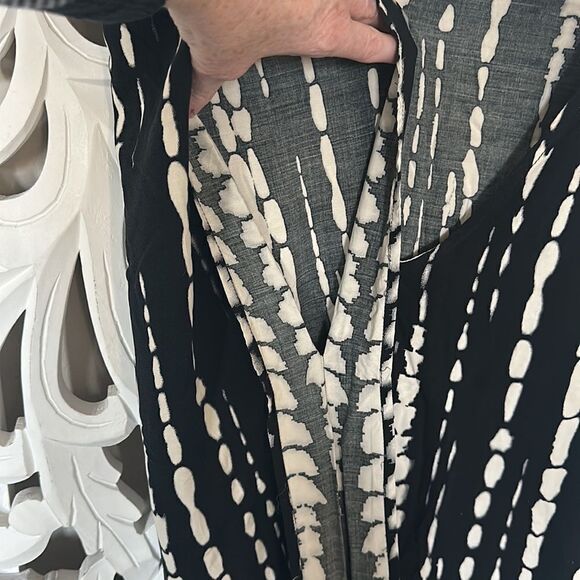 Black and White Caftan - Picture 5 of 7